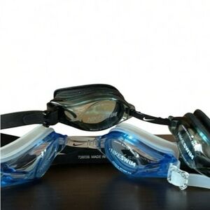 🆕 🏊‍♂️ Nike Black and Blue Swim Goggles (2)